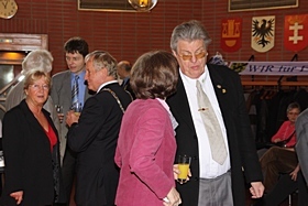 Joachim Dose, Heike Schröder, im Hintergrund Eckart Urban mit Frau