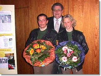 Aus gegebenem Anlass wurden Andrea Scholz und Andrea Bluhm von der Polizei in HU geehrt. Für die beiden Damen gab es Blumen und je 2 Flaschen Wein.